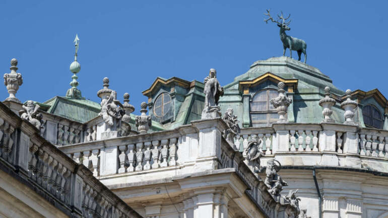 Dettaglio della cupola con cervo della palazzina