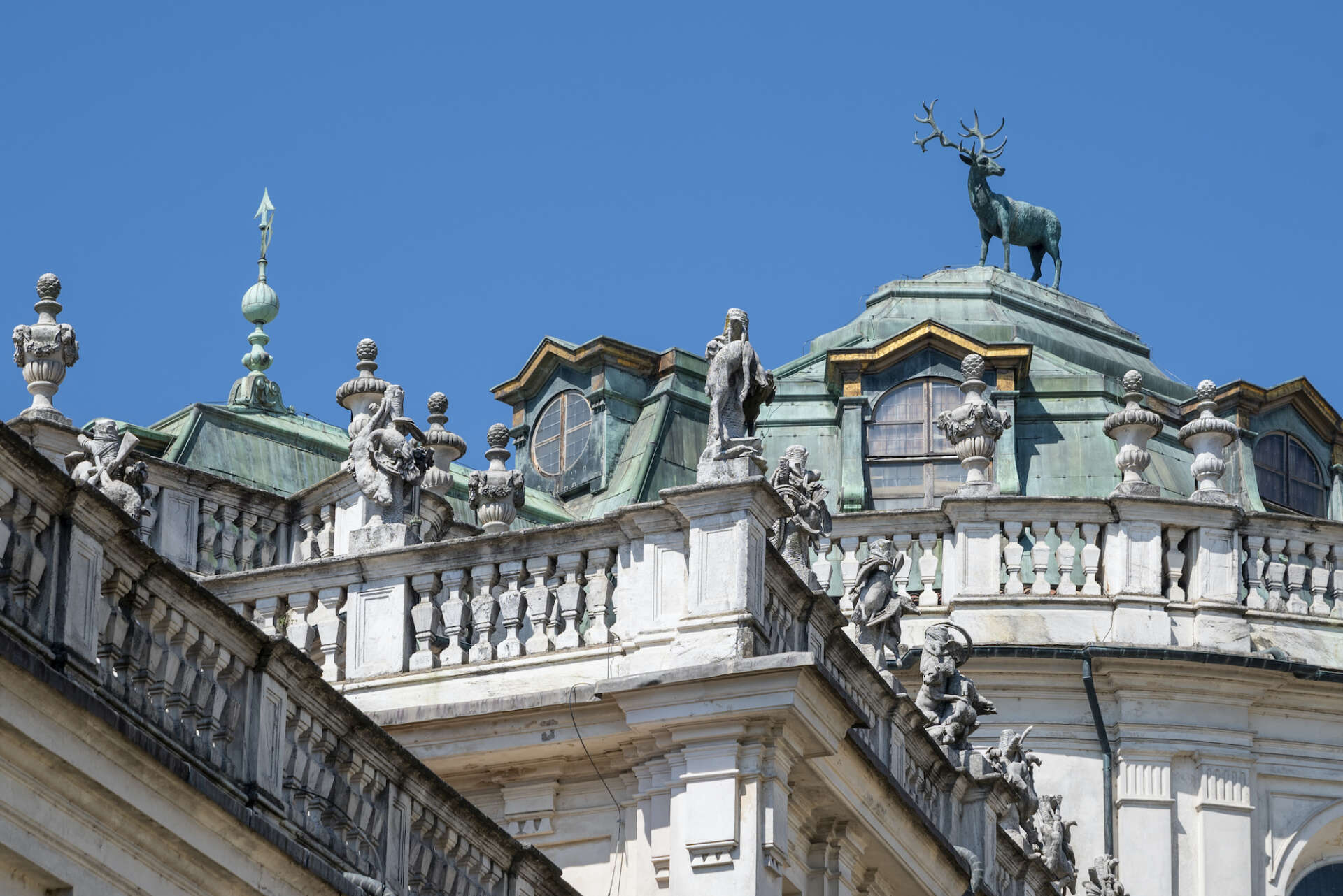Dettaglio della cupola con cervo della palazzina